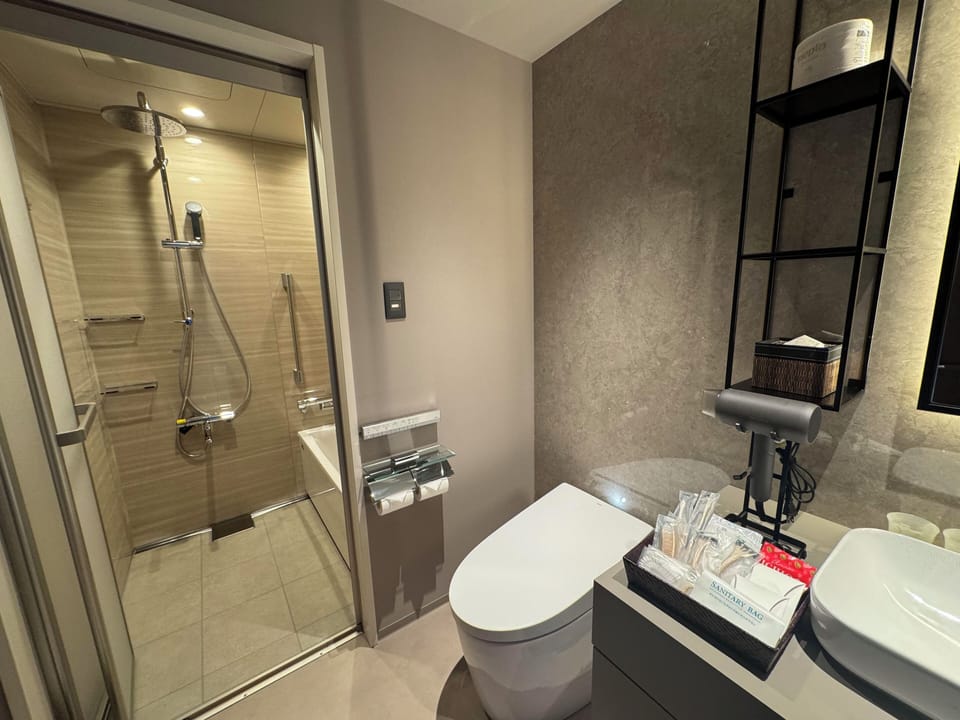 Executive Connecting Room (Non-smoking) | Bathroom | Combined shower/tub, hair dryer, slippers, electronic bidet