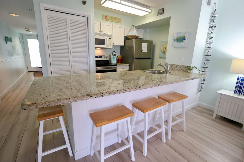 Porcelain Wood tile throughout, and a breakfastknook with granite countertops