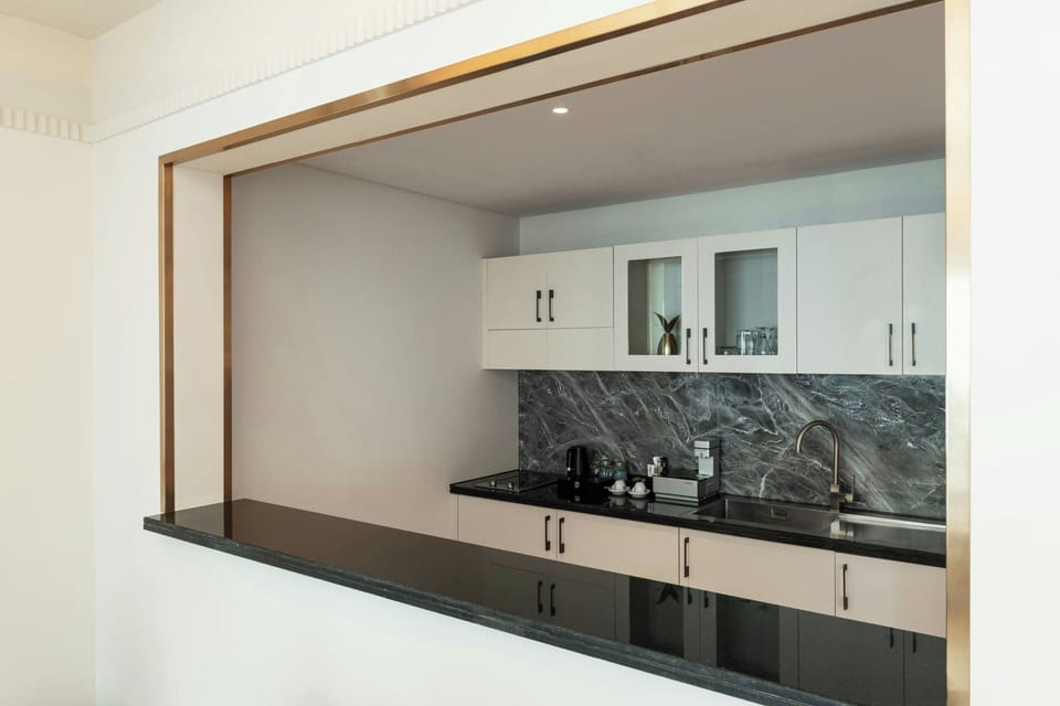 Executive Suite, 1 Bedroom | Private kitchen | Coffee/tea maker, electric kettle