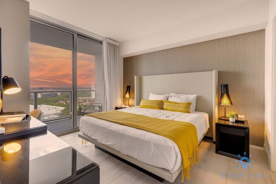 Bedroom 1 (King Bed)