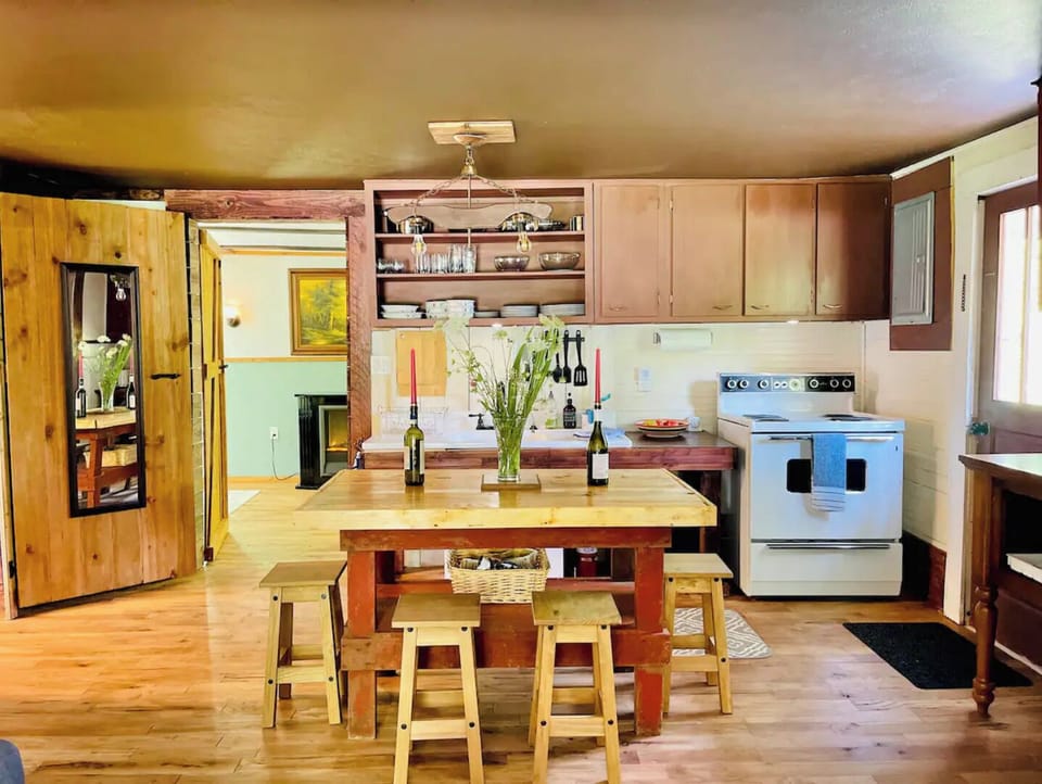 Fully stocked kitchen! 