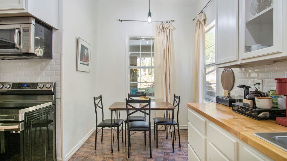eat-in kitchen