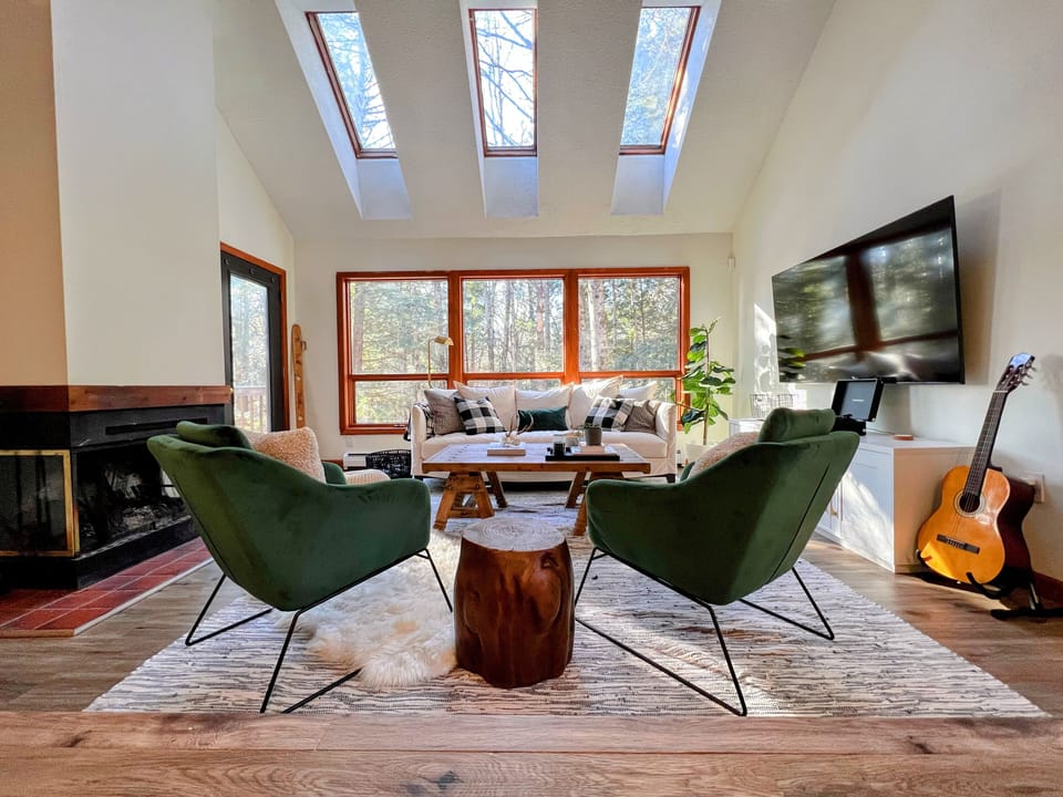 Two story living room with 70" smarttv, premium directtv and bluetooth turntable