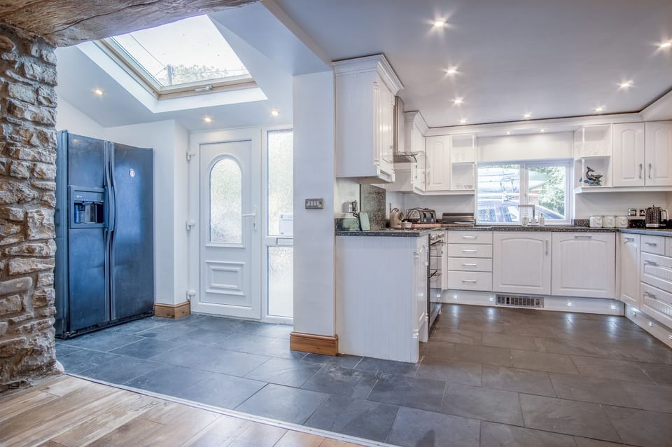 Cottage (2 Bedrooms) | Private kitchen | Microwave, oven, stovetop, dishwasher