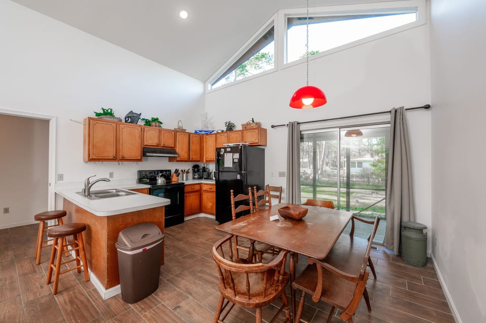 Kitchen / Dining Area