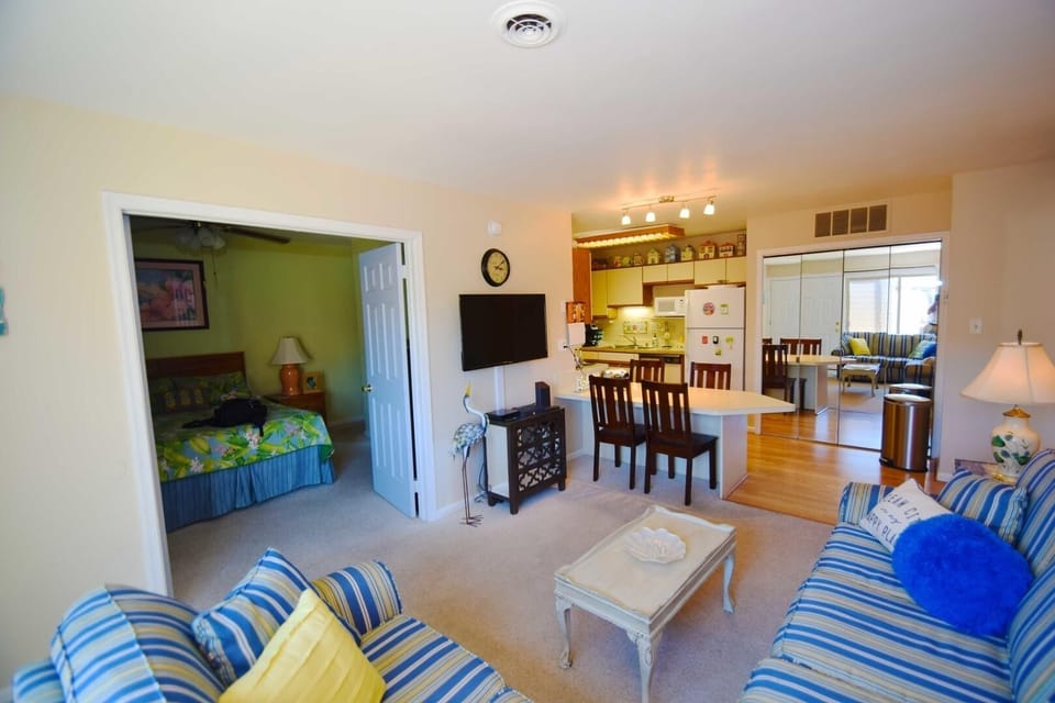 Condo, 2 Bedrooms | Living area