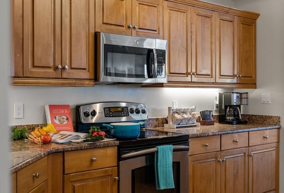 Condo, 4 Bedrooms | Private kitchen | Coffee/tea maker, fridge, oven, toaster
