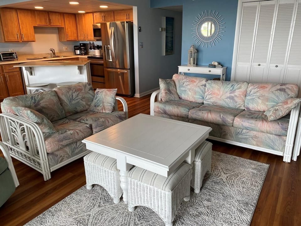Condo, 2 Bedrooms | Living area