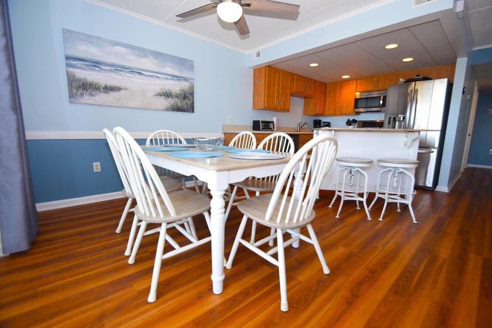 Condo, 2 Bedrooms | Dining