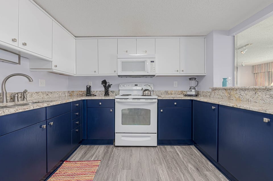 Condo, 3 Bedrooms | Private kitchen | Coffee/tea maker, fridge, oven, toaster