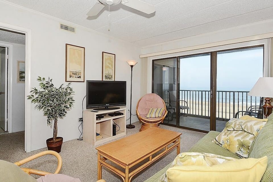 Condo, 2 Bedrooms | Living area