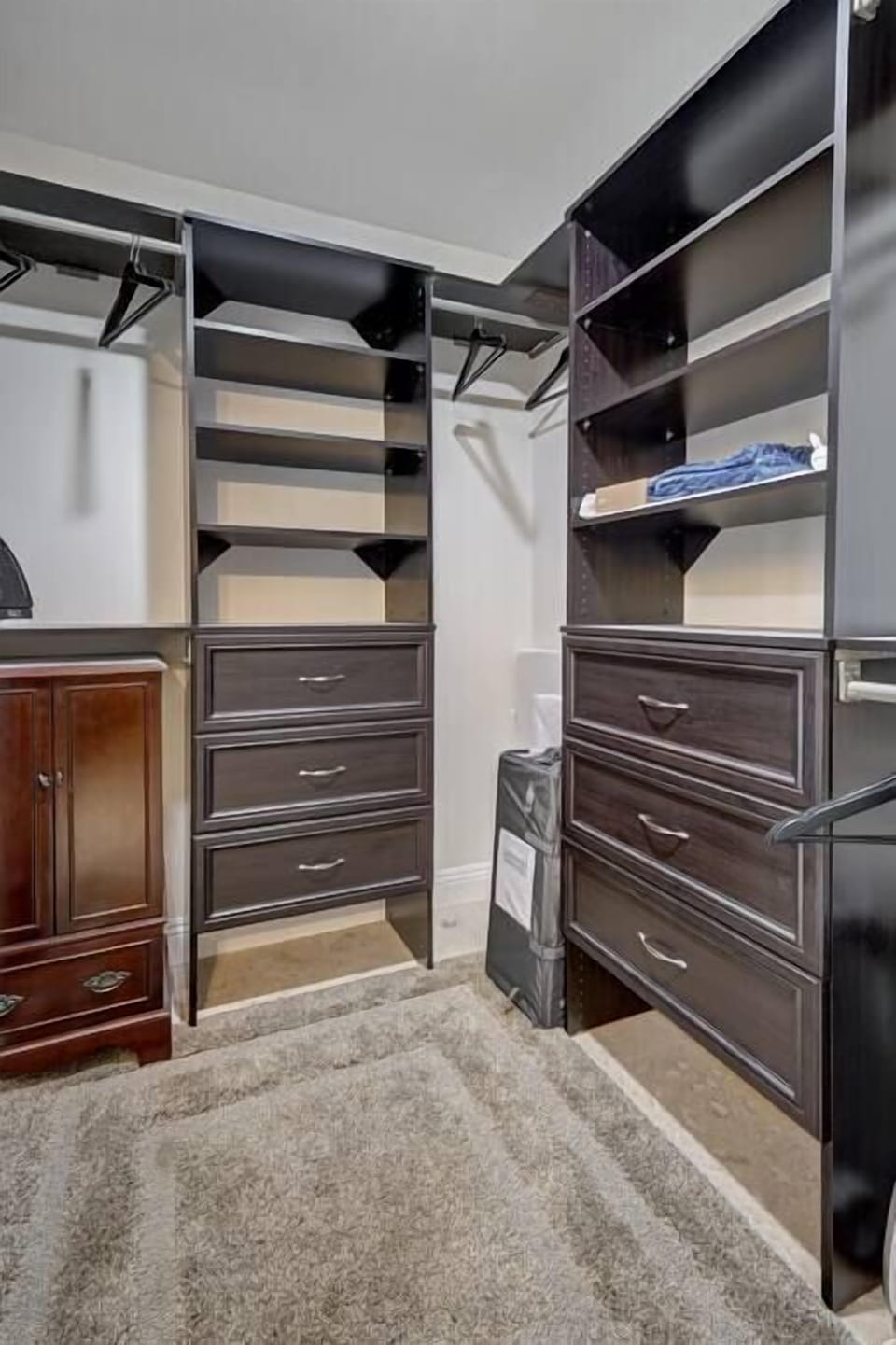 "Vista" main bedroom walk-in closet