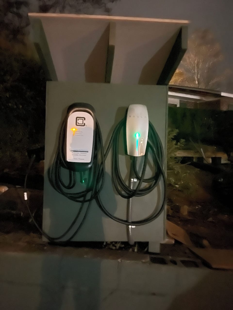 Electric vehicle charging station