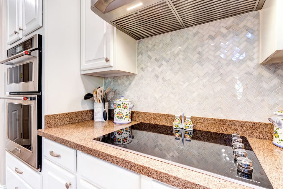 Electric cooktop, convection/microwave oven.