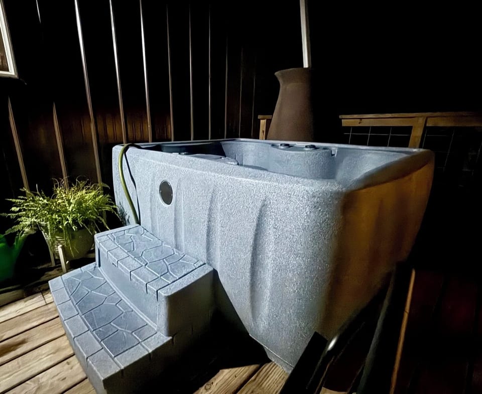 Outdoor spa tub