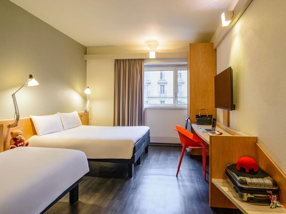 Standard Triple Room | In-room safe, individually furnished, desk, laptop workspace