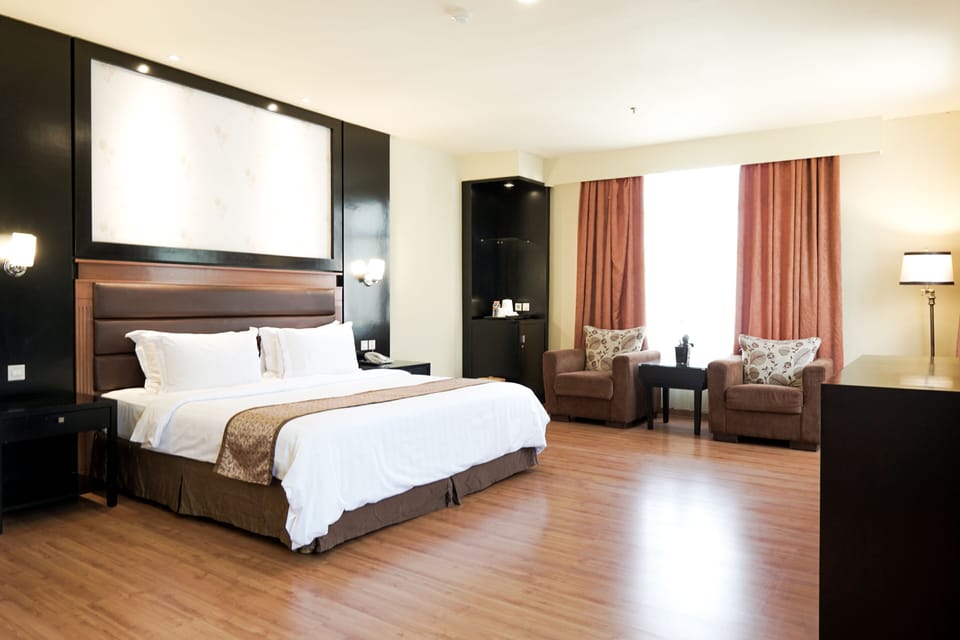 Deluxe Double or Twin Room | In-room safe, desk, free WiFi, bed sheets