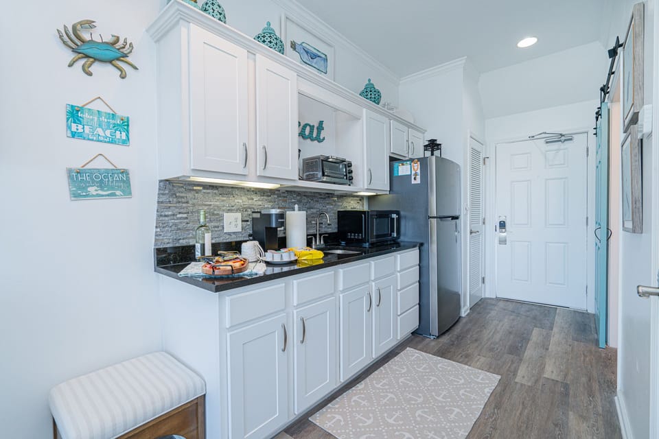 Great Kitchen ,granite,with tiled backsplash, New Refridgerator, Ice maker.