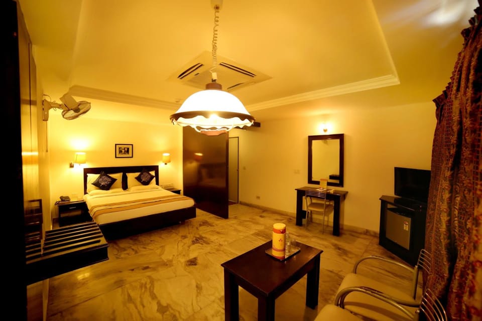 Premium bedding, in-room safe, individually decorated