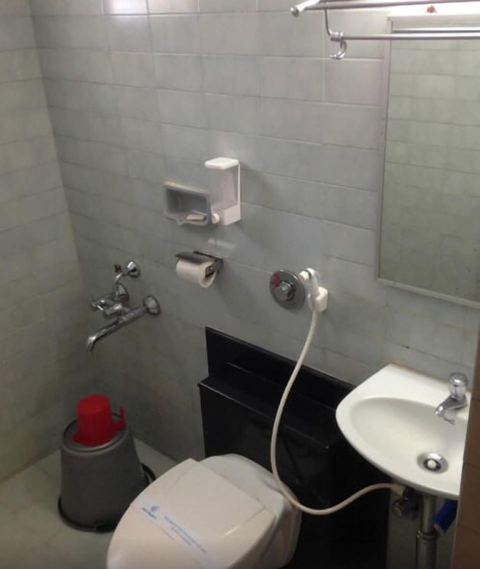 Shower, rainfall showerhead, free toiletries, hair dryer