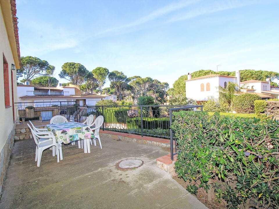 Residential Area, Home, Balcony, Shade, Estate, Fence, Suburb, Landscaping, Yard, Hacienda