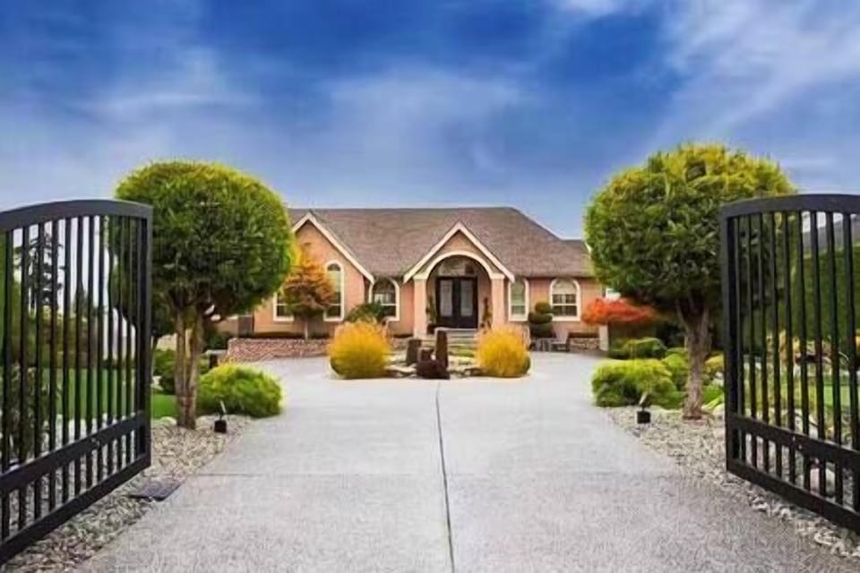 Welcome to your paradise Vacation. Remote gate control access by guest for security. 