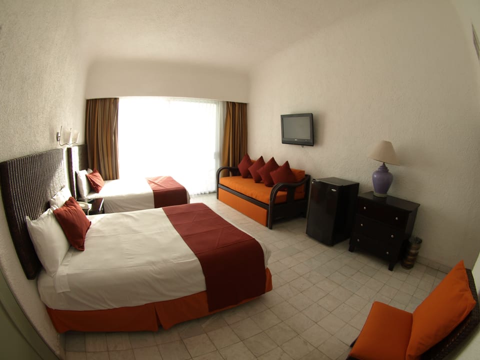 Standard Room, 1 Bedroom, Sea View | In-room safe, desk, bed sheets