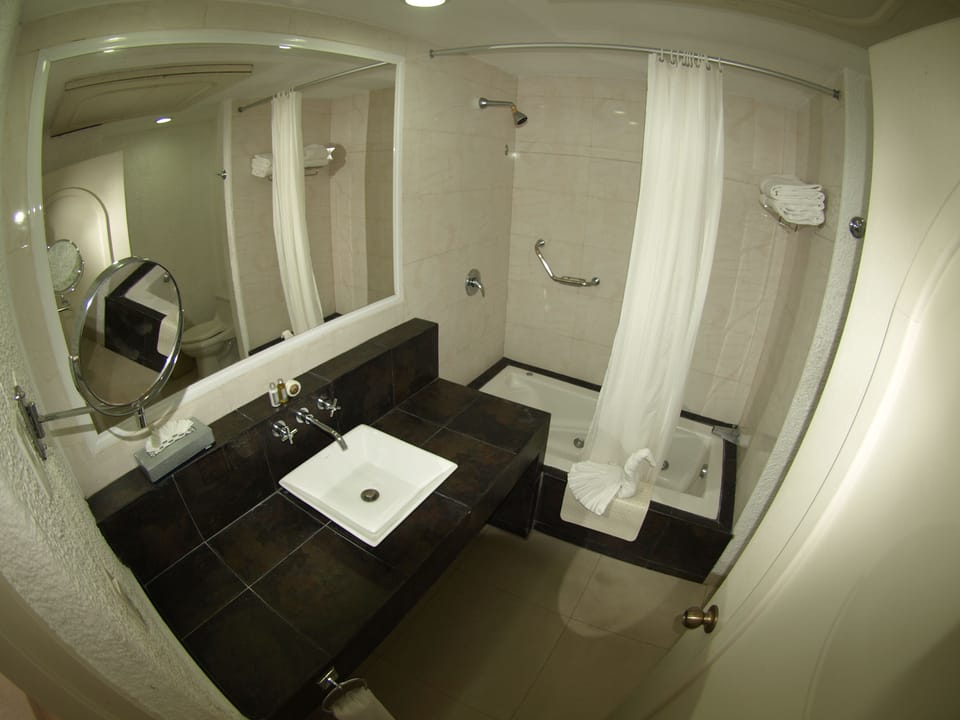 Standard Room, 1 Bedroom, Sea View | Bathroom | Combined shower/tub, hydromassage showerhead, free toiletries