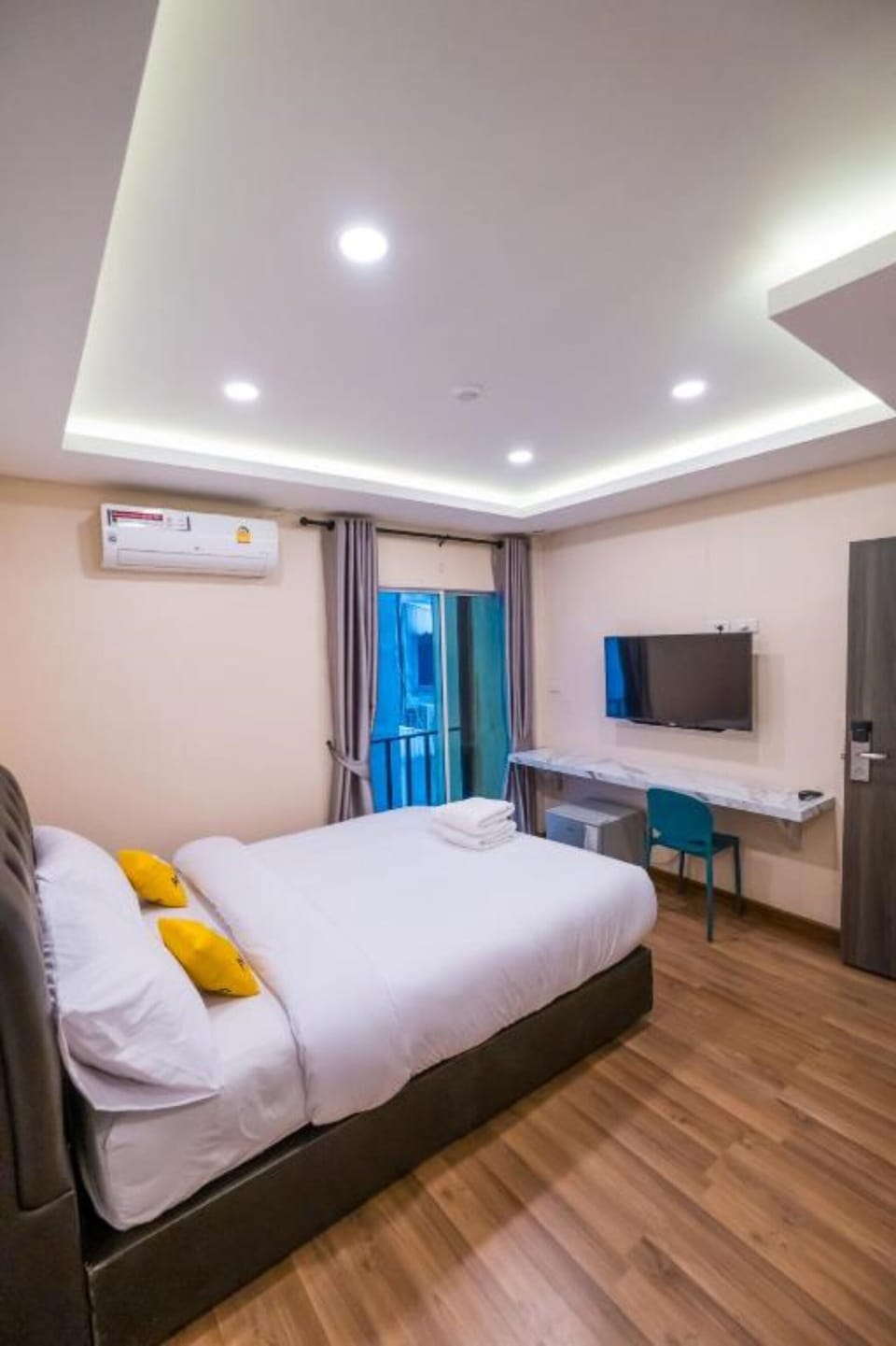 Double Room with Balcony | Hypo-allergenic bedding, free minibar, desk, soundproofing
