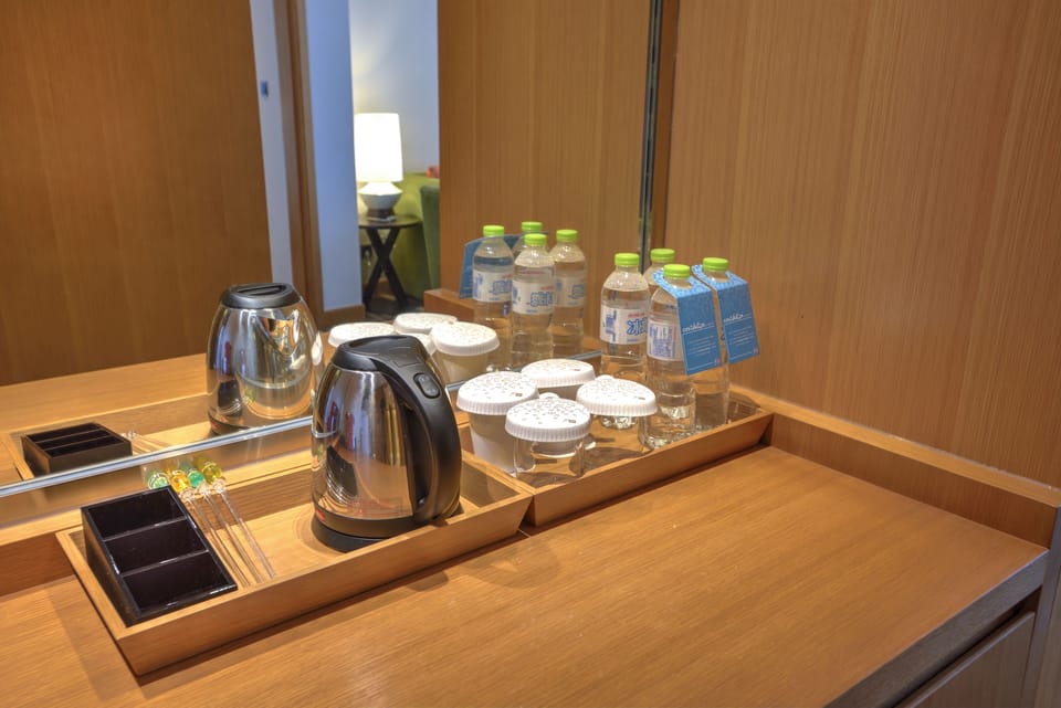 Premium bedding, in-room safe, blackout drapes, soundproofing