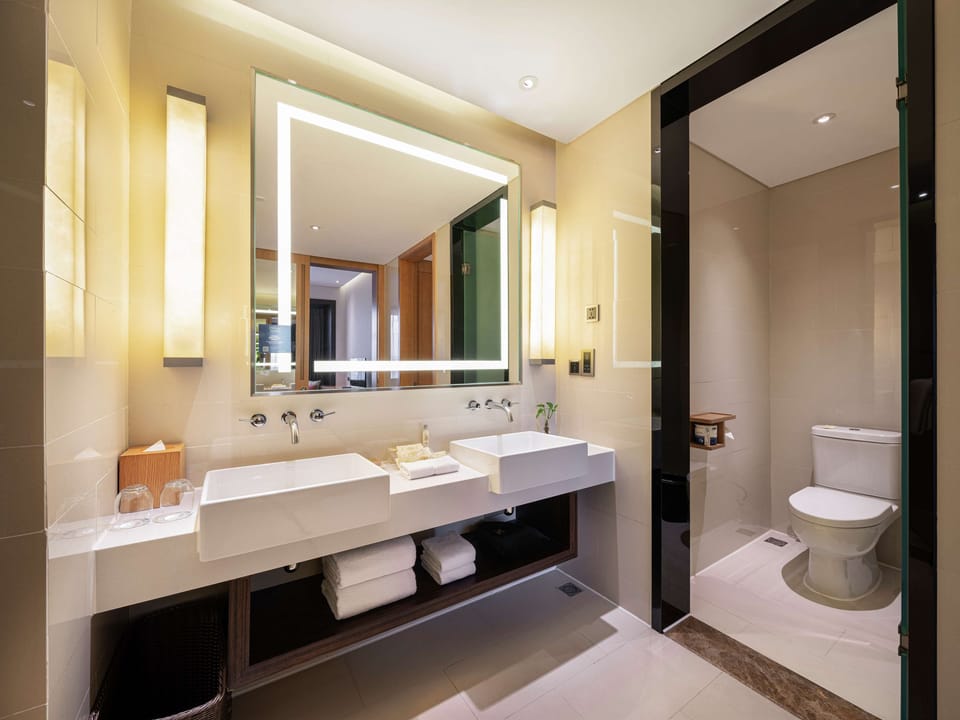 Junior Suite, 1 King Bed | Bathroom | Free toiletries, towels