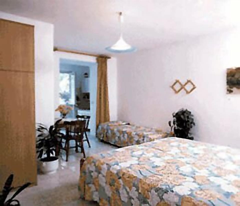 Quadruple Room | Cribs/infant beds