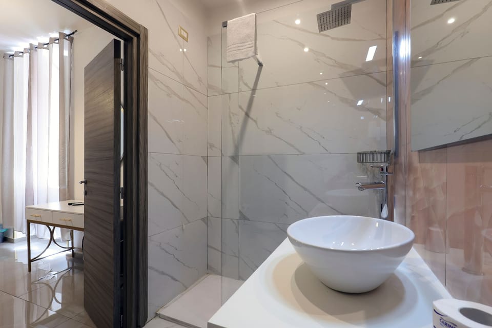 Comfort Double Room | Bathroom | Shower, free toiletries, hair dryer, bidet