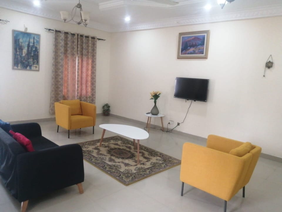 Bungalow, 4 Bedrooms | Living area | 43-inch Smart TV with satellite channels, TV