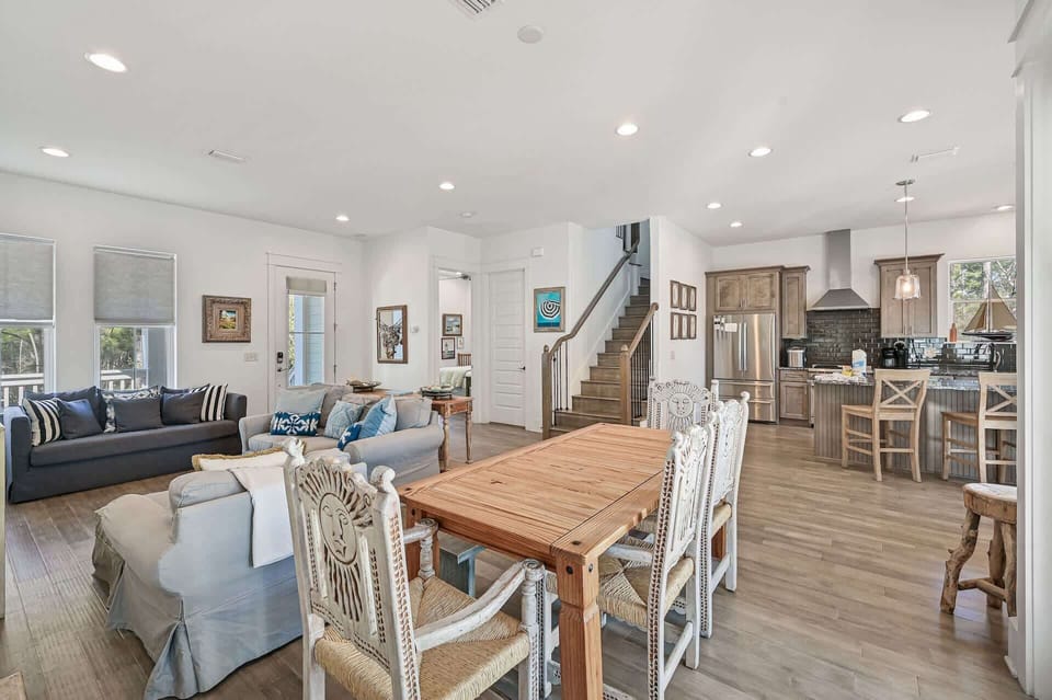 Comfortable Seating for 7 Around the Dining Table