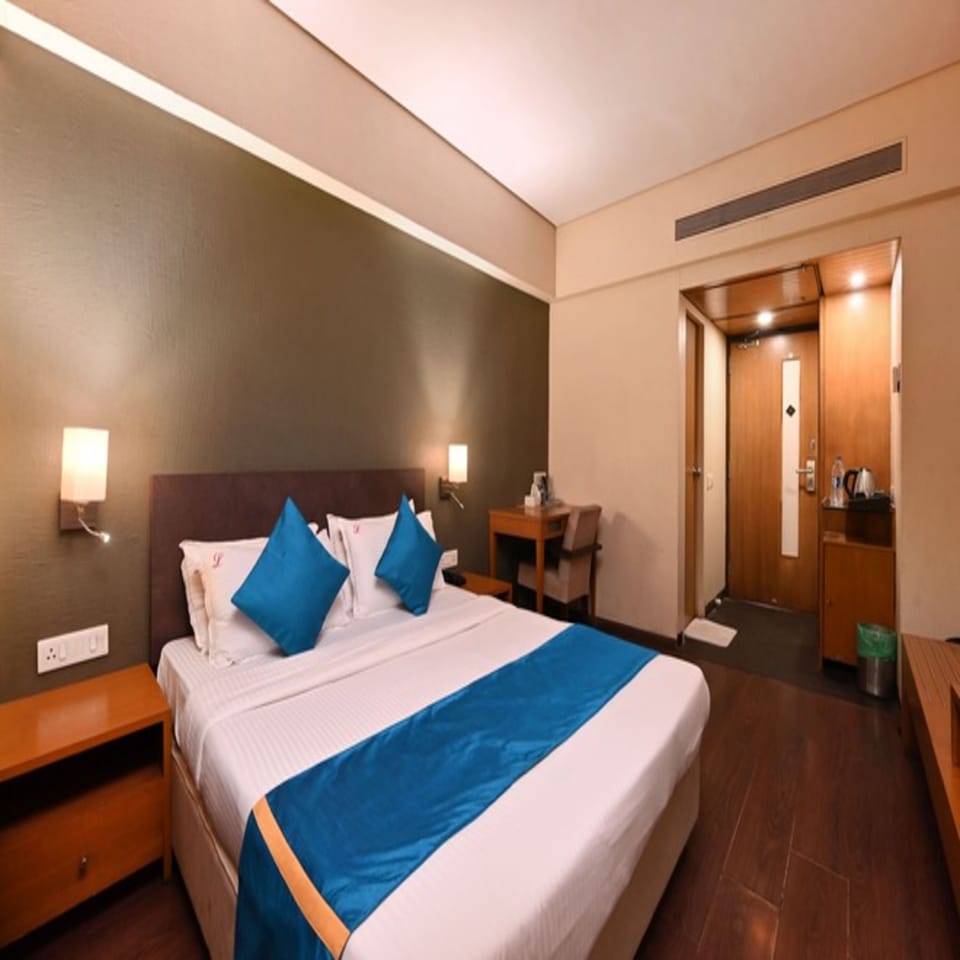 Deluxe Twin Room | Premium bedding, laptop workspace, blackout drapes, free WiFi