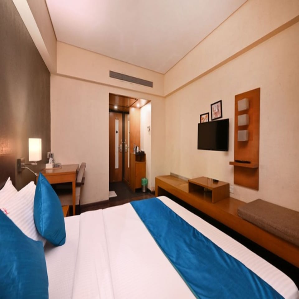 Premium bedding, laptop workspace, blackout drapes, free WiFi