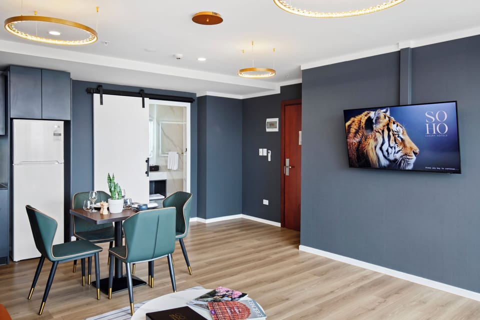 Deluxe Apartment | Private kitchenette | Coffee/tea maker, electric kettle