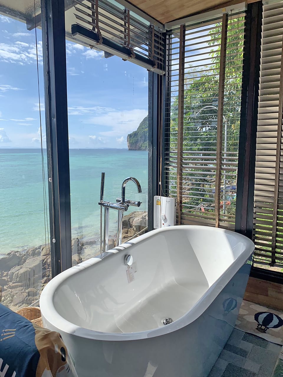 Ocean Front Jacuzzi Suite | Bathroom | Combined shower/tub, hair dryer, towels