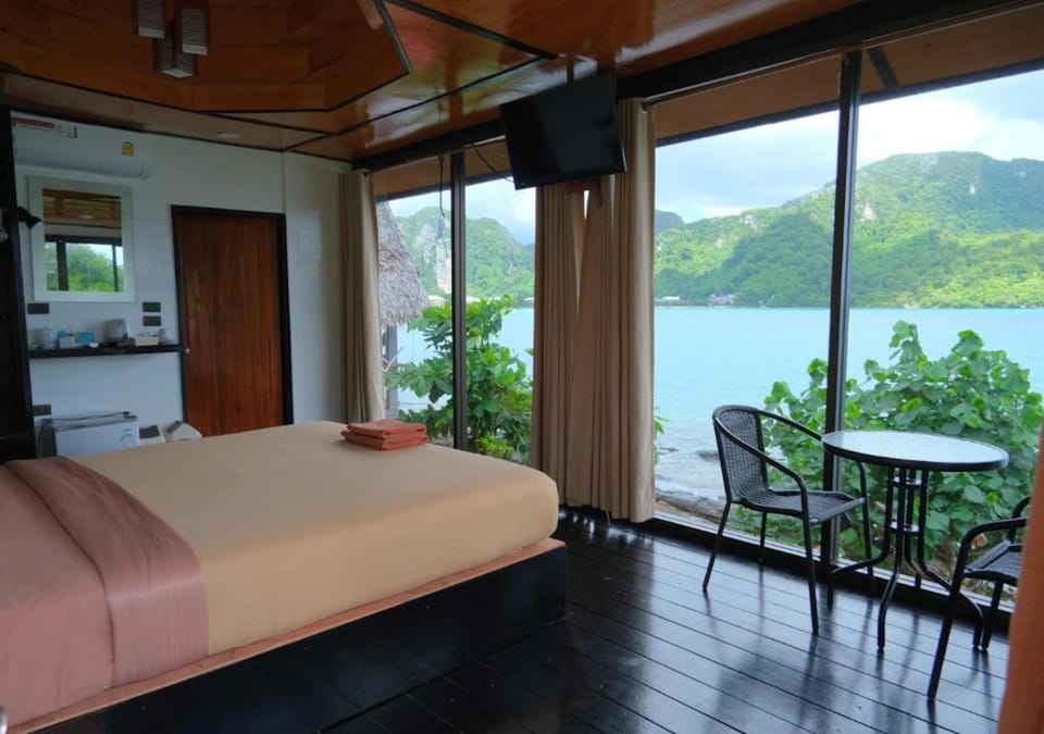 Seafront Deluxe Bungalow, Sweet | In-room safe, desk, blackout drapes, free WiFi