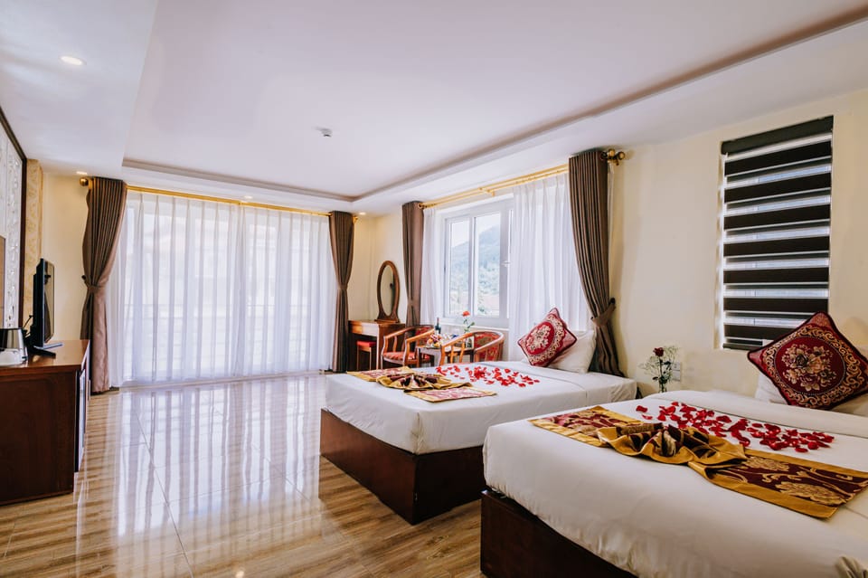 Executive Studio Suite | Living room | 32-inch LCD TV with cable channels, TV