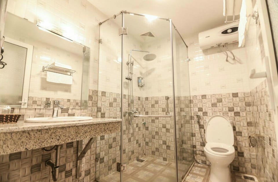Shower, rainfall showerhead, free toiletries, hair dryer