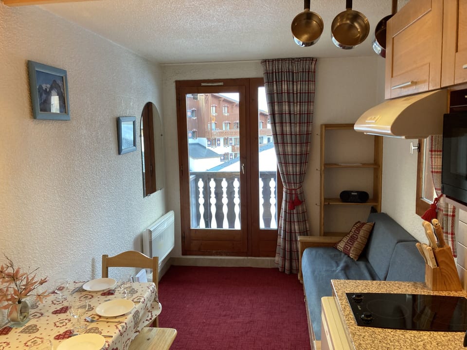 Living/dining area