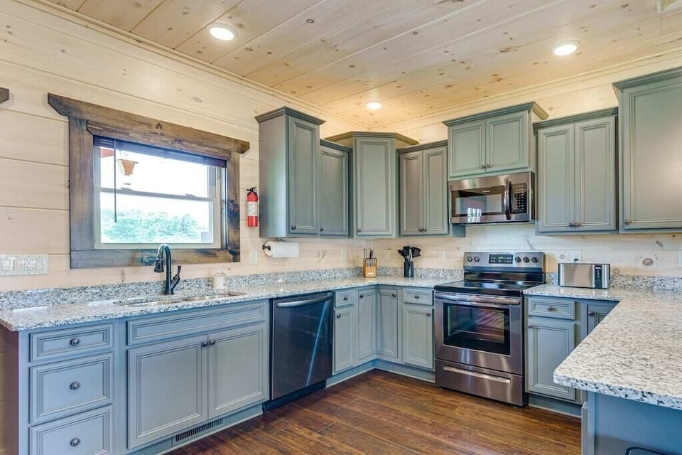 Misty Mountain Stop's fully equipped kitchen