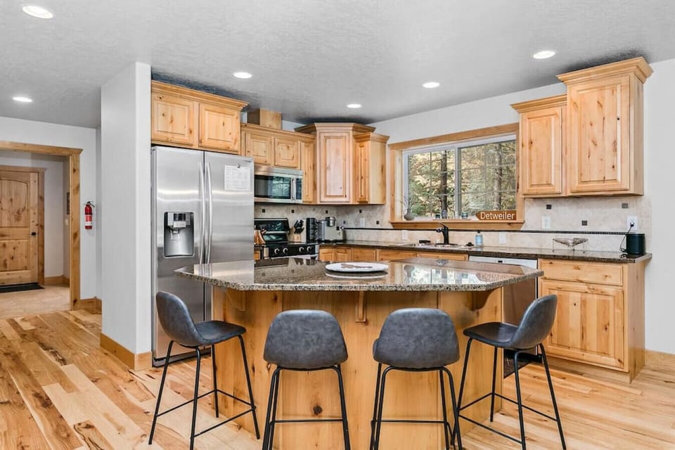 Full Kitchen w/ Island Seating