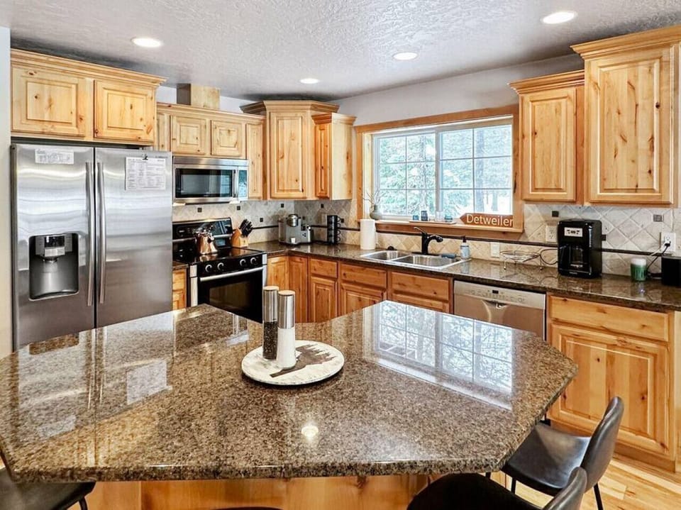 Full Kitchen w/ Island Seating