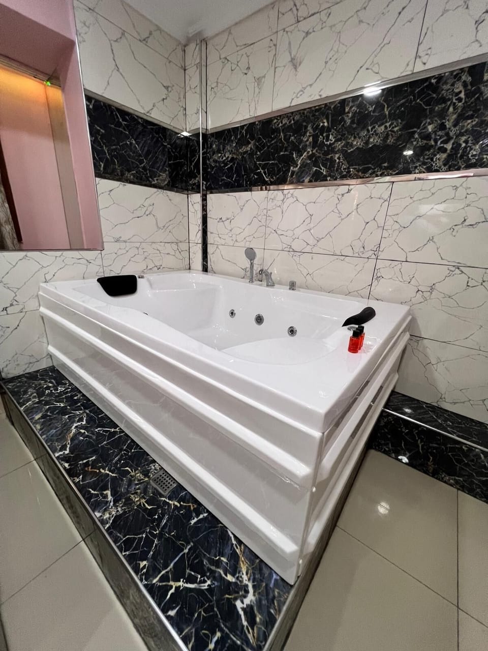Deluxe Double Room with Jacuzzi | Minibar, iron/ironing board, free WiFi, bed sheets