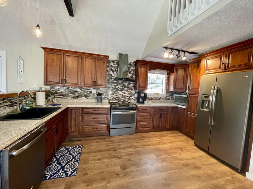 Large Fully Stocked Kitchen