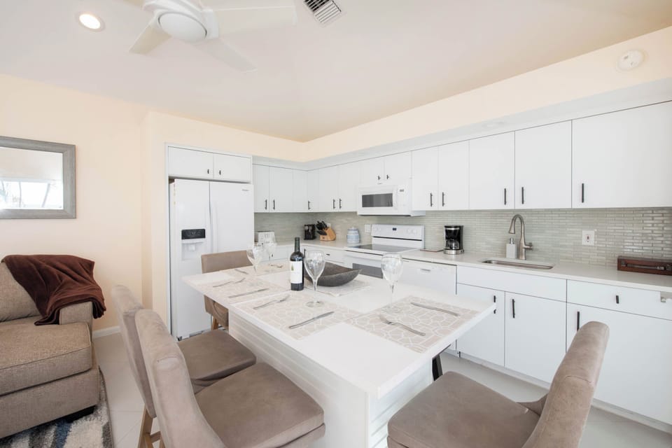Kitchen with modern appliances. A drip coffee machine comes provided. 