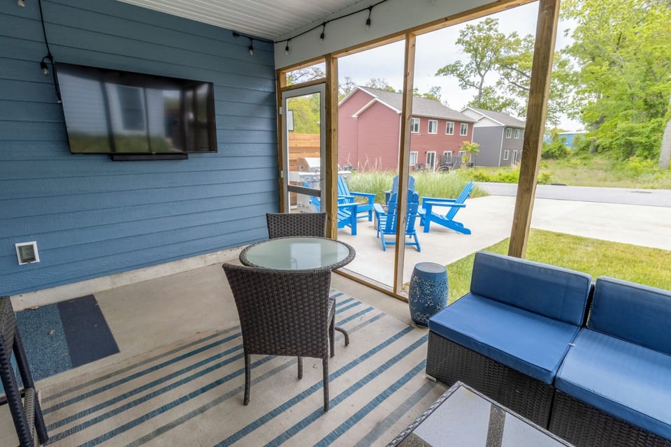 Main Level | Screened in Porch